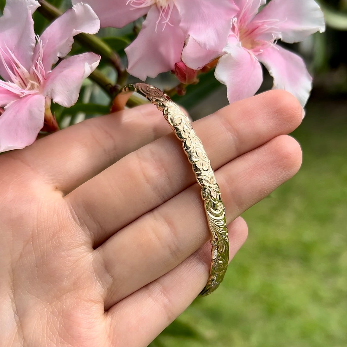 Scalloped Old English w/ Hibiscus 6mm Hawaiian Bangle in 14K Pink Gold