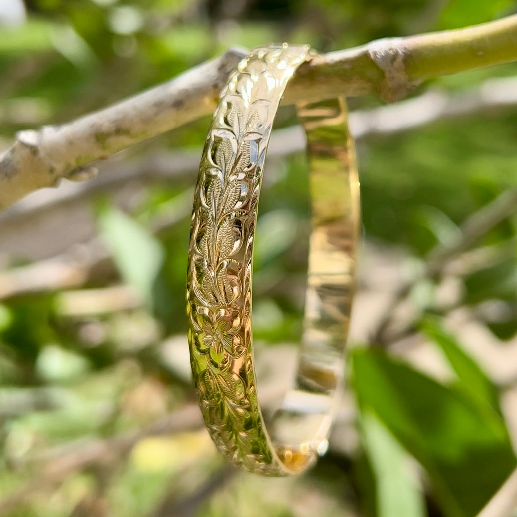 Scalloped Old English & Hibiscus 8mm Hawaiian Bangle in 14K Yellow Gol