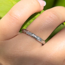 Load image into Gallery viewer, Scalloped 3mm Hawaiian ing in White Gold 
