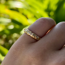 Load image into Gallery viewer, Scalloped Shiny Maile &amp; Hibiscus 4mm Ring in 14 Yellow Gold
