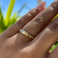 Load image into Gallery viewer, Scalloped Shiny Maile &amp; Plumeria 4mm Ring in 14 Yellow Gold
