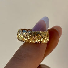 Load image into Gallery viewer, Nihoniho 8mm Ring with Flowers and Single Row Of Diamonds
