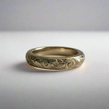 Load image into Gallery viewer, Hawaiian Old English &amp; Plumeria 3mm barrel ring
