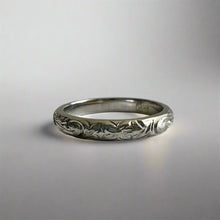 Load image into Gallery viewer, Hawaiian Old English &amp; Hibiscus 3mm Barrel Ring in White Gold
