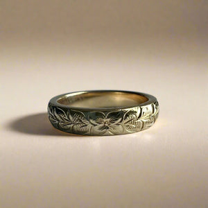 Hawaiian 4mm Barrel Kuuipo Ring with Maile & Hibiscus in 14K Gold 