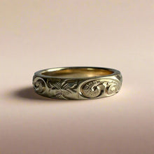 Load image into Gallery viewer, Hawaiian 4mm Barrel Kuuipo Ring with Old English &amp; Hibiscus in 14K Yellow Gold
