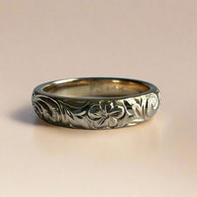 Load image into Gallery viewer, 4mm Barrel Kuuipo Ring with Old English &amp; Plumeria in 14K Yellow Gold
