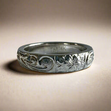 Load image into Gallery viewer, Hawaiian Old English &amp; Plumeria 4mm Barrel Ring
