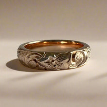 Load image into Gallery viewer, Hawaiian Old English &amp; Hibiscus 4mm Barrel Ring
