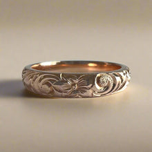 Load image into Gallery viewer, Hawaiian Old English &amp; Hibiscus 4mm Barrel Ring
