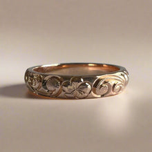 Load image into Gallery viewer, Hawaiian Old English &amp; Plumeria 4mm Barrel Ring
