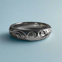 Load image into Gallery viewer, Old English Barrel 4mm Ring in White Gold 
