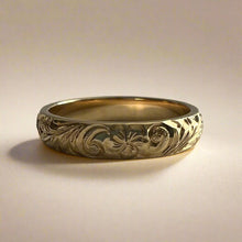 Load image into Gallery viewer, Hawaiian Makana 4mm Barrel Ring with Old English &amp; Plumeria engraving
