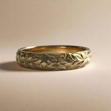 Load image into Gallery viewer, Hawaiian Makana 4mm Barrel Ring with Maile &amp; Hibiscus
