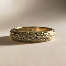 Load image into Gallery viewer, Hawaiian Makana 4mm Barrel Ring with Maile &amp; Hibiscus
