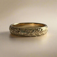 Load image into Gallery viewer, Hawaiian Makana 4mm Barrel Ring with Maile &amp; Hibiscus
