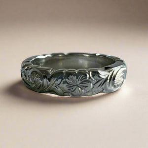 Scalloped Old English, Plumeria & Hibiscus 4mm Ring in Platinum