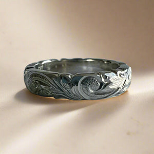 Scalloped Old English, Plumeria & Hibiscus 4mm Ring in Platinum