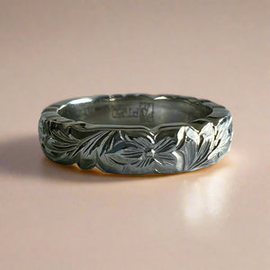 Scalloped Old English, Plumeria & Hibiscus 4mm Ring in Platinum