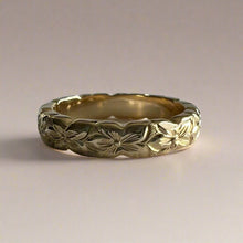 Load image into Gallery viewer, Scalloped Hibiscus All Around 4mm Ring in 14 Yellow Gold
