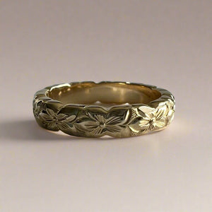 Scalloped Hibiscus All Around 4mm Ring in 14 Yellow Gold