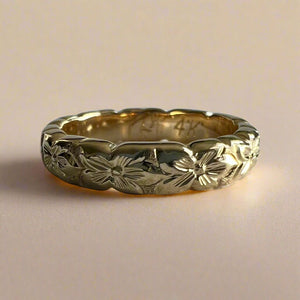 Scalloped Hibiscus All Around 4mm Ring in 14 Yellow Gold