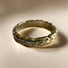 Load image into Gallery viewer, Scalloped Hibiscus All Around 4mm Ring in 14 Yellow Gold
