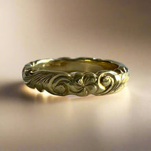 Load image into Gallery viewer, Scalloped Old English &amp; Plumeria 4mm Ring in 18K Yellow Gold
