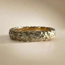 Load image into Gallery viewer, Scalloped Plumeria with Leaves All Around 4mm Ring in 14 Yellow Gold
