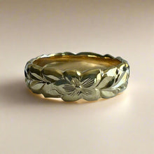 Load image into Gallery viewer, Scalloped Shiny Maile with Hibiscus 6mm Ring in 18K Gold
