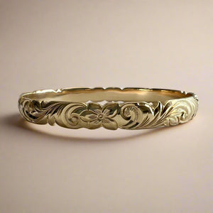 Scalloped Old English & Hibiscus 8mm Bangle Bracelet in 14K Yellow Gold