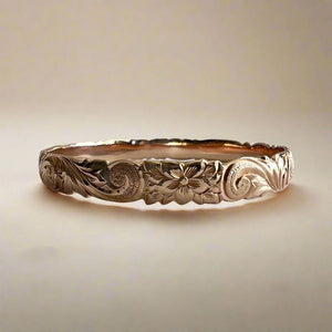 Scalloped Old English & Hibiscus with Leaves 8mm Bangle Bracelet in 14K Pink Gold