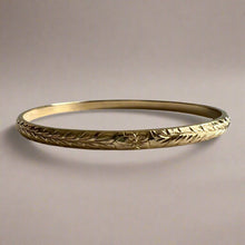 Load image into Gallery viewer, Maile &amp; Hibiscus 4mm Bangle Bracelet in 14K Yellow Gold
