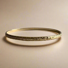 Load image into Gallery viewer, Maile &amp; Hibiscus 4mm Bangle Bracelet in 14K Yellow Gold
