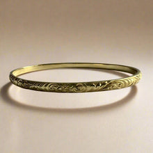 Load image into Gallery viewer, Old English &amp; Hibiscus 4mm Bangle Bracelet in 18K Yellow Gold
