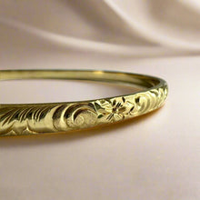 Load image into Gallery viewer, Old English &amp; Hibiscus 4mm Bangle Bracelet in 18K Yellow Gold
