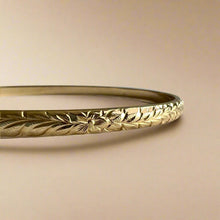 Load image into Gallery viewer, Maile &amp; Hibiscus 4mm Bangle Bracelet in 14K Yellow Gold
