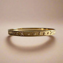 Load image into Gallery viewer, Raised Old English &amp; Hibiscus 6mm &quot;Kuuipo&quot; Flat Bangle Bracelet in 14K Yellow Gold
