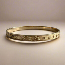 Load image into Gallery viewer, Raised Old English &amp; Hibiscus 6mm &quot;Kuuipo&quot; Flat Bangle Bracelet in 14K Yellow Gold
