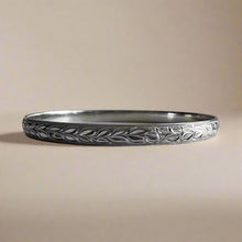 Load image into Gallery viewer, Shiny Maile &amp; Hibiscus 6mm &quot;Kuuipo&quot; Bangle Bracelet in 14K White Gold
