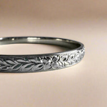 Load image into Gallery viewer, Shiny Maile &amp; Hibiscus 6mm Bangle Bracelet in 14K White Gold
