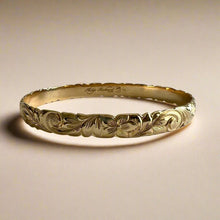 Load image into Gallery viewer, Scalloped Old English &amp; 4x Hibiscus 8mm Bangle Bracelet in 14K Yellow Gold
