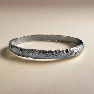 Scalloped Old English w/ Hibiscus & Plumeria 8mm Bangle Bracelet in 14K White Gold