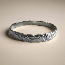 Load image into Gallery viewer, Scalloped Old English &amp; Hibiscus 8mm Bangle Bracelet in 18K White Gold
