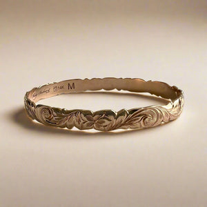 Scalloped Old English & Hibiscus 8mm Makana Bangle Bracelet in 14K Pink Gold