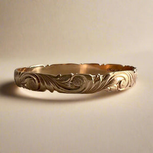 Scalloped Old English & 2x Hibiscus 8mm Makana Bangle Bracelet in 14K Pink Gold