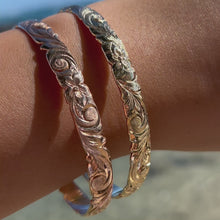 Load and play video in Gallery viewer, Scalloped Old English &amp; 2x Hibiscus 8mm Makana Bangle Bracelet in 14K Pink Gold
