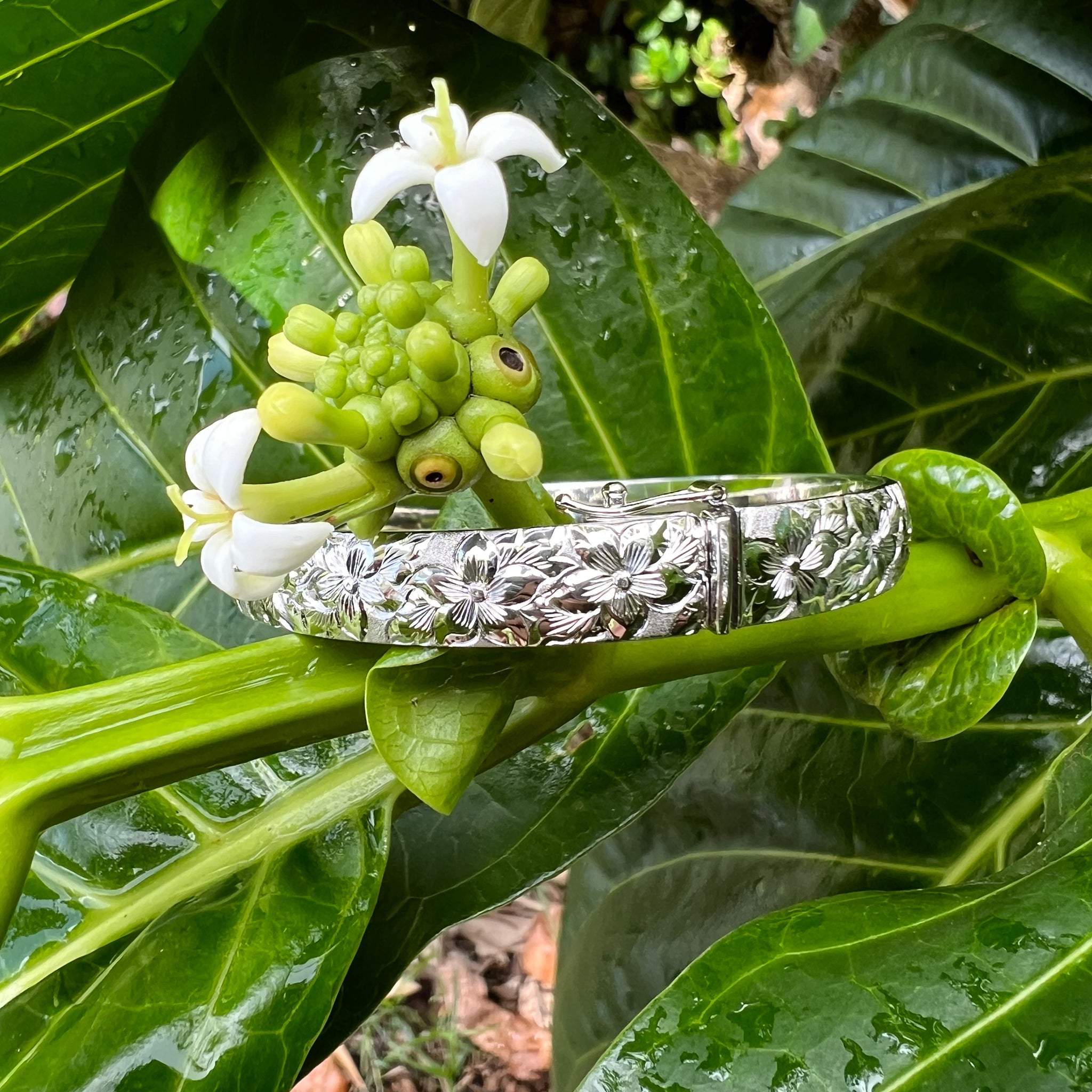 Scalloped Old English & Hibiscus 8mm Hawaiian Bangle in 14K Yellow Gol